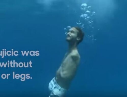 Nick Vujicic , zwemmen zonder armen en benen